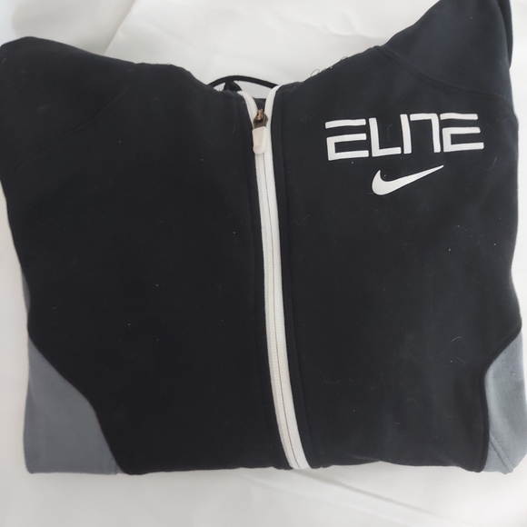 Big Boys Small. Nike Therma Elite Fit Hoodie. Black/Gray - Picture 5 of 8
